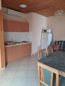 Kuchyňa alebo kuchynka v ubytovaní Alinka Apartmanház