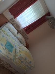 Posteľ alebo postele v izbe v ubytovaní Alinka Apartmanház
