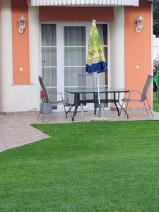Vonkajšia záhrada v ubytovaní Alinka Apartmanház