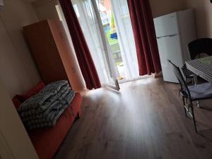 Posteľ alebo postele v izbe v ubytovaní Alinka Apartmanház