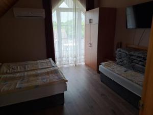 Posteľ alebo postele v izbe v ubytovaní Alinka Apartmanház