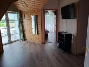 Televízia a/alebo spoločenská miestnosť v ubytovaní Alinka Apartmanház