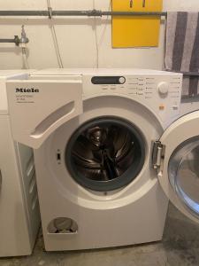 una lavadora junto a un aseo en Apartment Kliniken, en Tübingen