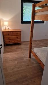 1 dormitorio con litera y vestidor en Ariège, agréable appartement en bord de rivière, en Vicdessos