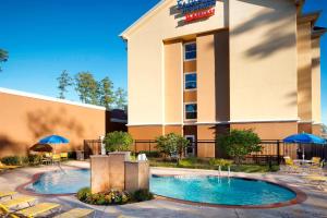 um hotel com piscina em frente a um edifício em Fairfield Inn & Suites Houston Intercontinental Airport em Houston