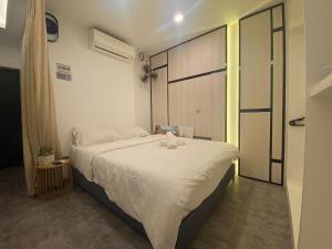 a bedroom with a large white bed in a room at SIX Boutique Residence @ Ipoh Garden Landed House 8pax in Ipoh