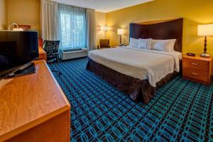 um quarto de hotel com uma cama e uma televisão de ecrã plano em Fairfield Inn & Suites Memphis Olive Branch em Olive Branch