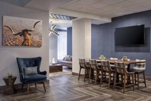 a dining room with a table and chairs at Courtyard Fort Worth Downtown/Blackstone in Fort Worth