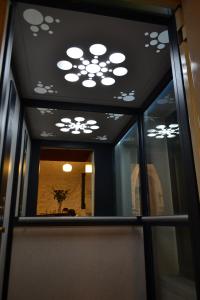 un riflesso di un soffitto con luci in una finestra di B&B Liu' Palazzo Ducale a Lesina