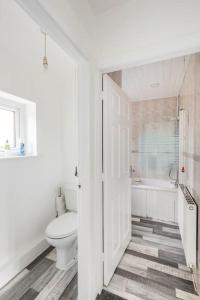 O baie la Lookout 5-Bed House in Darwen Blackburn BB1 Free Parking Roadside +28 fotografii