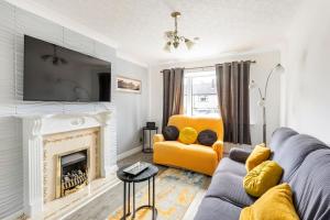 Un televizor și/sau centru de divertisment la Lookout 5-Bed House in Darwen Blackburn BB1 Free Parking Roadside