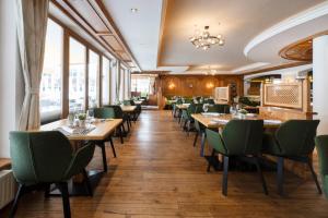 Restaurace v ubytování Sepp & Hannis Suiten im Dorf
