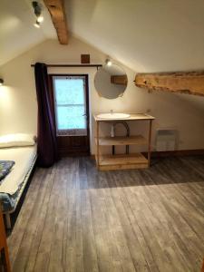 una camera con letto, scrivania e finestra di A découvrir Superbe Maison Calme et Lumineuse a Vallouise