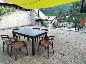 een tafel en stoelen op een patio bij A découvrir Superbe Maison Calme et Lumineuse in Vallouise