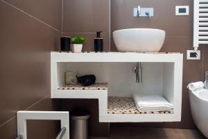 Un baño con un lavabo blanco y un inodoro. en Terra d'Acqua, en Monopoli 42 fotos más