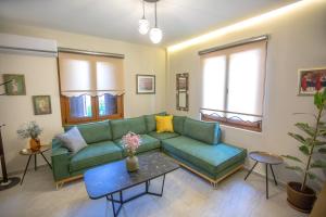 sala de estar con sofá verde y mesa en Casa Kastropolis en Ioánina