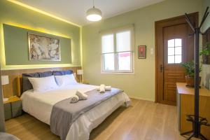 1 dormitorio con 1 cama con 2 toallas en Casa Kastropolis en Ioánina