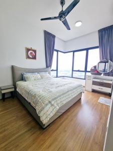 1 dormitorio con 1 cama y ventilador de techo en Lion Home, en Seri Kembangan