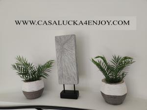 due piante in vaso e una lampada su un tavolo di Vakantiewoning CasaLucka4enjoy private pool and mountain view regio Calpe-Jalon a Jalón