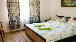 una camera da letto con un letto e asciugamani verdi di Casa Guşă a Borsa Altre 16 foto