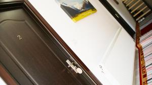 porta in legno in camera con parete di Casa Guşă a Borsa