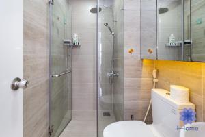 La salle de bains est pourvue d'une cabine de douche et de toilettes. dans l'établissement iHome Furnished Apartments in Orchard Park View Building with Free Gym & Pool, Airport Pick-Up Service, à Hô-Chi-Minh-Ville
