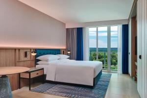 Four Points by Sheraton Desaru客房内的一张或多张床位
