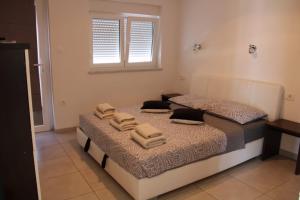 zwei Betten in einem Zimmer mit Handtüchern darauf in der Unterkunft Apartment INES 2 with terrace, sea view, Jacuzzi, outdoor pool in Novi Vinodolski + 18 Fotos