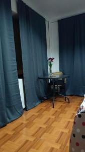 Donde Gabriel في شيلان: غرفة مع طاولة مع إناء من الزهور