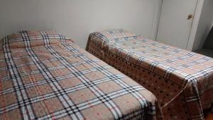 2 Betten nebeneinander in einem Zimmer in der Unterkunft Donde Gabriel in Chillán