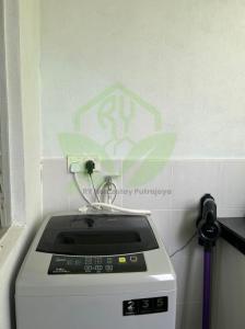 Kuchyň nebo kuchyňský kout v ubytování 3R@7pax++ Spacious Space Putrajaya.