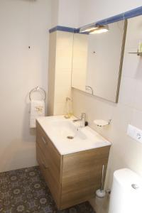 La salle de bains est pourvue d'un lavabo et d'un miroir. dans l'établissement Casa Rural Melitón, à Povedilla
