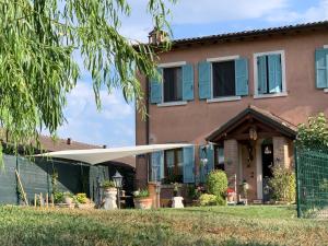 een huis met blauwe luiken en een veranda bij B&B Acquagrossa in San Martino Buon Albergo