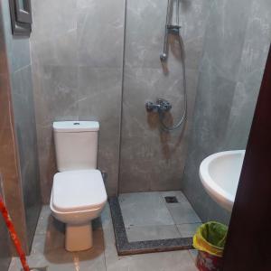 een badkamer met een toilet en een wastafel bij Porto Said Star شاليةمتكامل ثلاث ججرات ماستر ومطبخ ورسبشن دور أول على بحر وبسين in `Ezbet Shalabi el-Rûdi