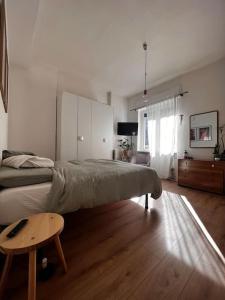una camera con un grande letto e un tavolo di In-Experience City a Milano