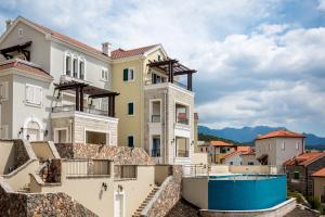 une grande maison au sommet d'une colline dans l'établissement Lustica Bay Apartment Maria By 2bhome, à Radovići