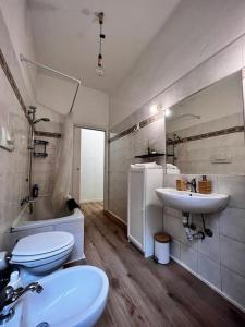 bagno con lavandino, servizi igienici e lavandino di In-Experience City a Milano