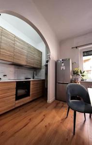 una cucina con sedia e frigorifero di In-Experience City a Milano