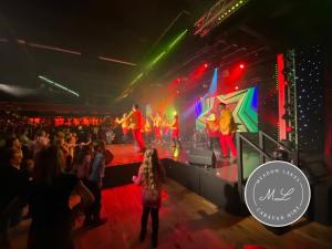 Eine Gruppe von Menschen auf einer Bühne bei einem Konzert in der Unterkunft The Retreat 22 - Hot Tub Lodge, pet friendly, WiFi - Golden Palm Resort - Meadow Lakes Caravan & Lodge Hire in Skegness + 9 Fotos