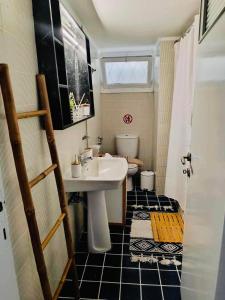 een badkamer met een wastafel en een toilet bij Angels city apartment in Rhodos-stad