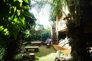 聖魯的住宿－Bungalow écologique avec toilettes sèches LEU KABANON vue mer，后院设有木甲板和房屋