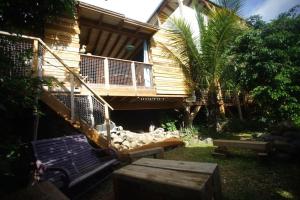 Photo de la galerie de l'établissement Bungalow écologique avec toilettes sèches LEU KABANON vue mer, à Saint-Leu