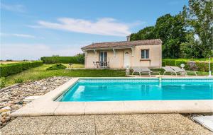 una casa con piscina frente a una casa en Stunning Home In Beauville With Kitchen, en Beauville