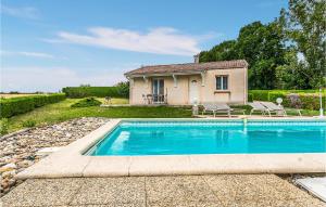 ein Haus mit einem Swimmingpool vor dem Haus in der Unterkunft Stunning Home In Beauville With Kitchen in Beauville + 9 Fotos