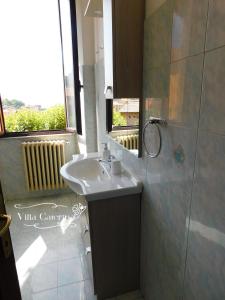 La salle de bains est pourvue d'un lavabo et d'une douche. dans l'établissement Villa Caterina, à Fiuggi