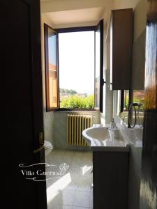La salle de bains est pourvue d'un lavabo et d'une fenêtre. dans l'établissement Villa Caterina, à Fiuggi