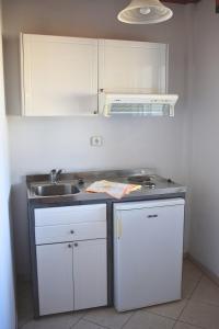 una pequeña cocina con fregadero y encimera en Studios Centro 6 - 2nd Floor en Potos