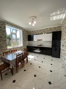 - une cuisine avec une table et des chaises dans la chambre dans l'établissement Dreamed Villa In Gabala, à Qabala