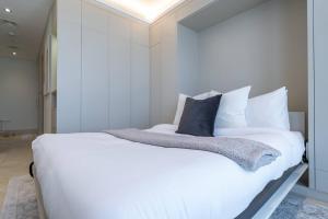 Postel nebo postele na pokoji v ubytování Amazing beach view & sleeps 5!