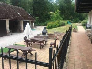 Zahrada ubytování Modern Holiday Home in Vidochov with Private Swimming Pool